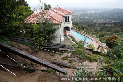 美國加州帕薩迪納市，豪雨造成的坍方損壞了一座房舍圍籬。