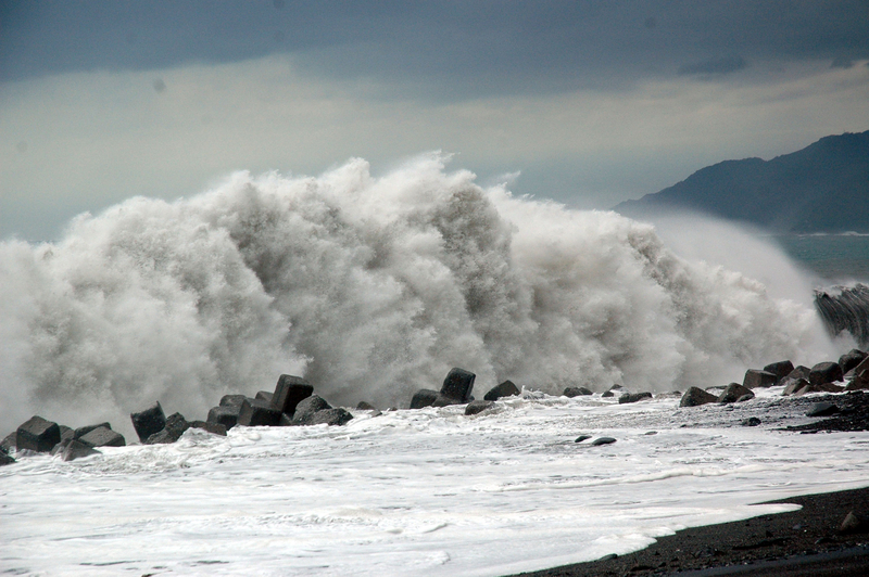 受到梅姬颱風外圍環流與東北季風共伴效應影響，台東 18日上午出現晴天巨浪，岸邊掀起.jpg