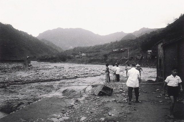 南庄居民在河床邊看著遭到大水沖走的南庄大橋，大人沒有辦法上班、搶收的農作物無法運.jpg