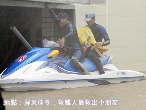 屏東佳冬，救難人員救出小朋友。來源：臺灣《聯合報》.jpg