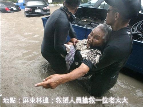 屏東林邊，救援人員搶救一位老太太。來源：臺灣《聯合報》.jpg