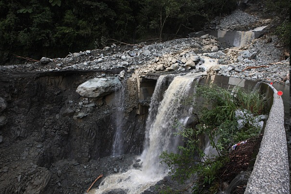 梅姬颱風重創蘇花公路，嚴重坍方路基流失（攝影‧鐘聖雄）.png
