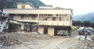 聚落民宅位處岩屑流路徑。部分民宅全毀，部分鋼筋混凝土支柱折斷。.jpg.jpg