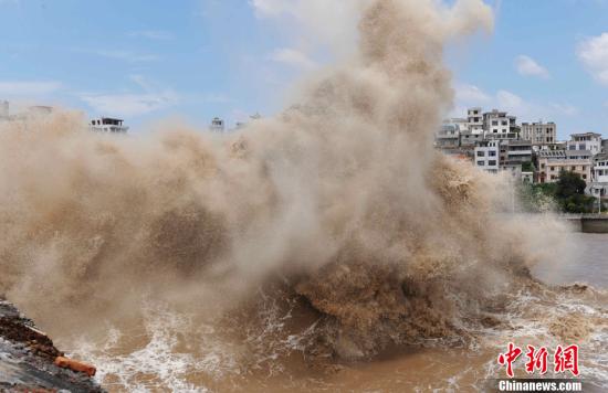8月6日，浙江玉环沿海激起狂风巨浪.jpg