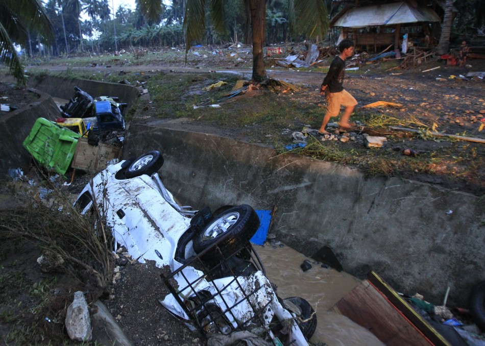 206553-damaged-vehicles-swept-away-by-flashfloods-caused-by-typhoon-washi-lie.jpg