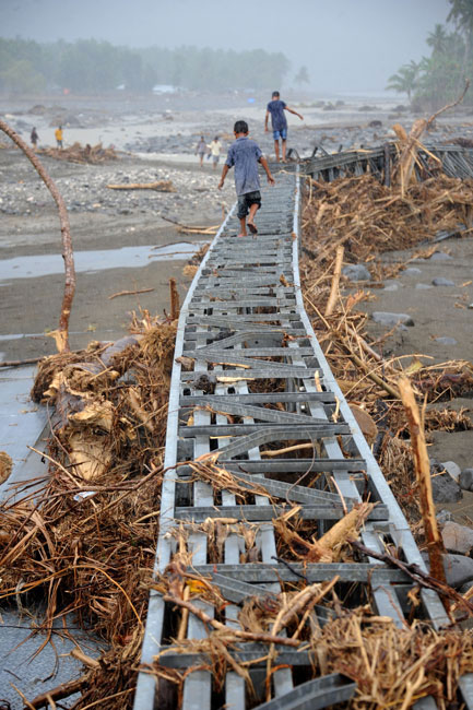 boys_on_bridge-asvz-120416.jpg