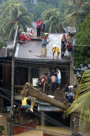 Typhoon-Washi-Phillipean-residents-flee-rising-waters.jpg