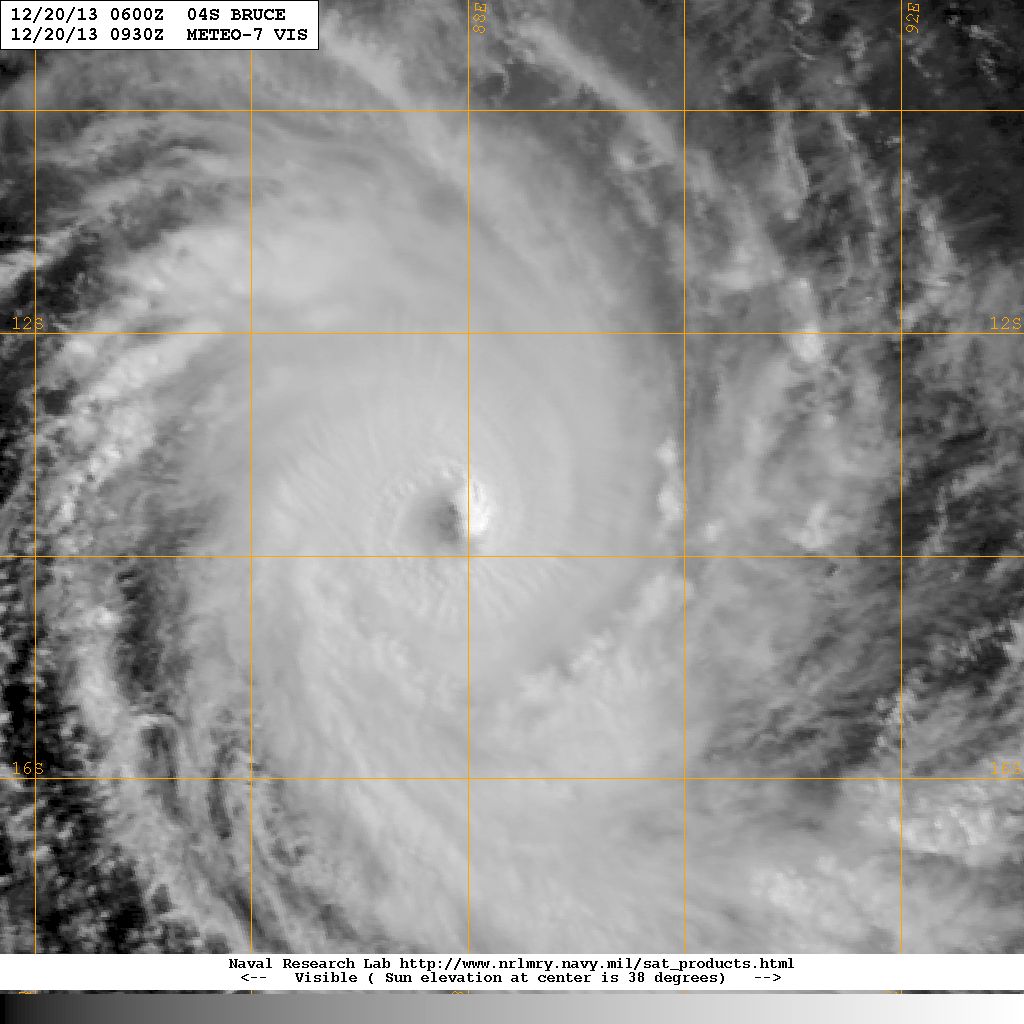 20131220.0930.meteo7.x.vis1km_high.04SBRUCE.125kts-929mb-136S-884E.100pc.jpg
