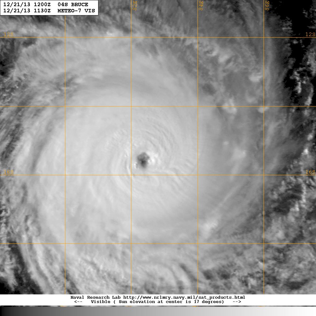 20131221.1130.meteo7.x.vis1km_high.04SBRUCE.135kts-922mb-155S-828E.100pc.jpg
