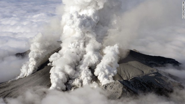 140927120439-japan-volcano-02-ap208886371589-horizontal-gallery.jpg