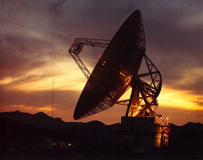 0320141112-Goldstone_DSN_antenna-wikipedia.jpg