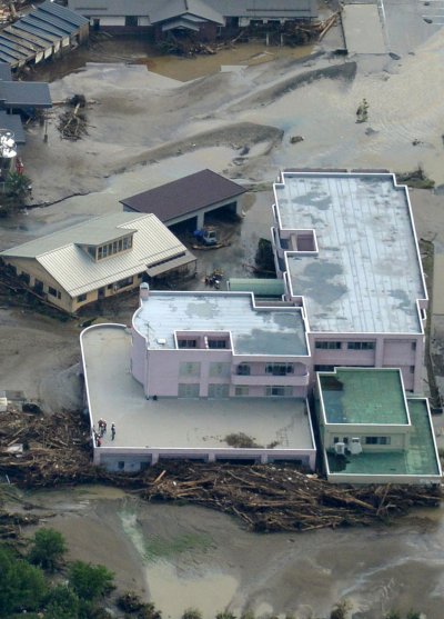 日本遭受強颱獅子山侵襲，岩手縣的民宅遭到洪流肆虐。（美聯社）