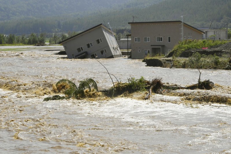 日本遭受強颱獅子山侵襲，北海道的空知川水位暴漲。（美聯社）