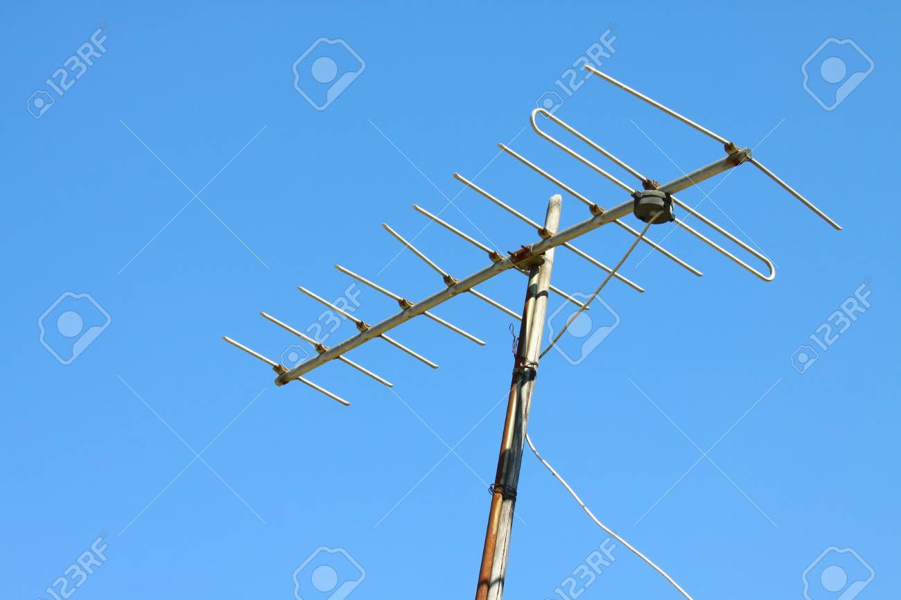 35478939-old-tv-antenna-on-house-roof-with-bule-sky.jpg
