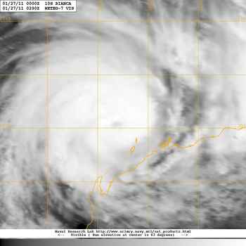 sm20110127_0230_meteo7_x_vis1km_high_10SBIANCA_60kts-978mb-198S-1150E_100pc.jpg